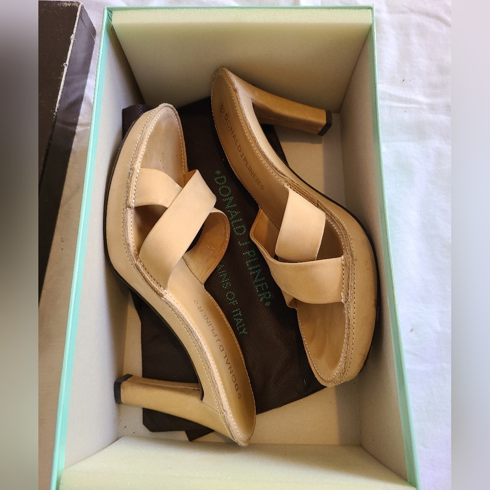 Donald j pliner tan sandals 8N